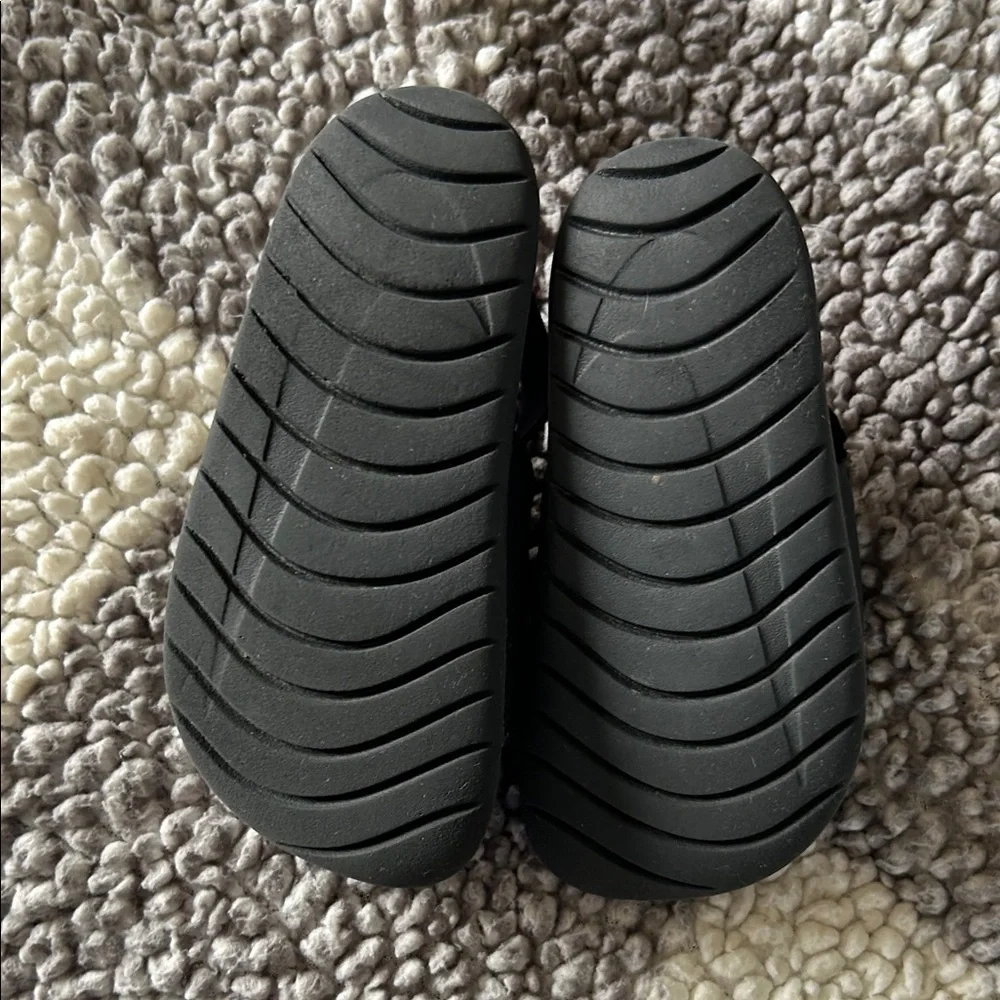 Nike Black Kids Slide Sandals with White Swoosh - Picture 4 of 7